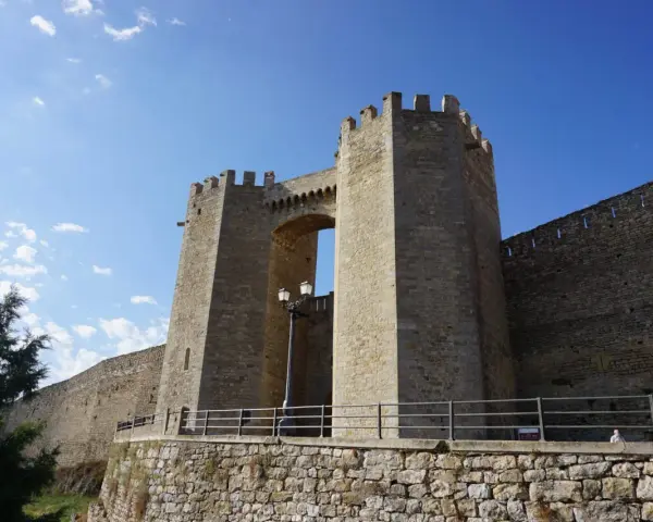 Impresionante portal de piedra y murallas, parte esencial de **que ver en Morella**. Un lugar que evoca historia y grandeza.