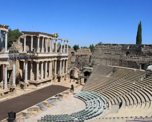 El Teatro Romano de Mérida, un lugar imprescindible que ver en Mérida, con su imponente graderío y escenario.