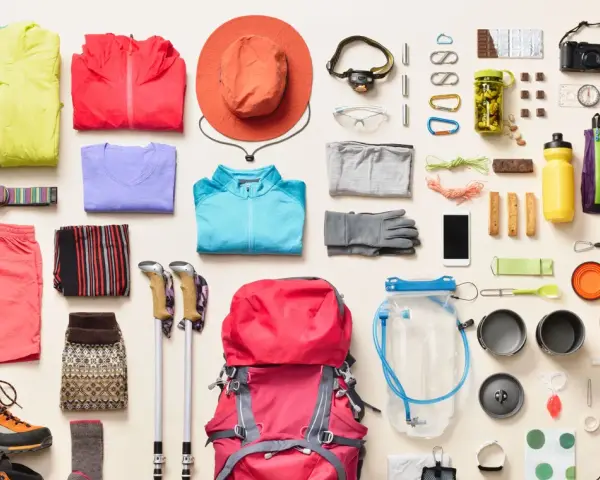 Todo lo que necesitas para llevar al monte: ropa, mochila, bastones, botiquín, comida y herramientas.