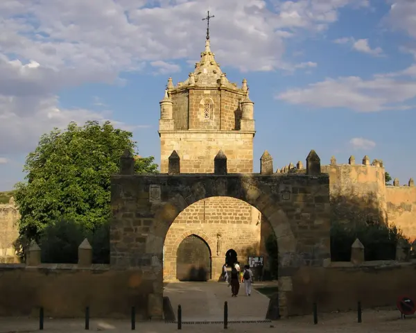 Entrada al monasterio de Veruela, con su imponente arco de piedra y torre central.