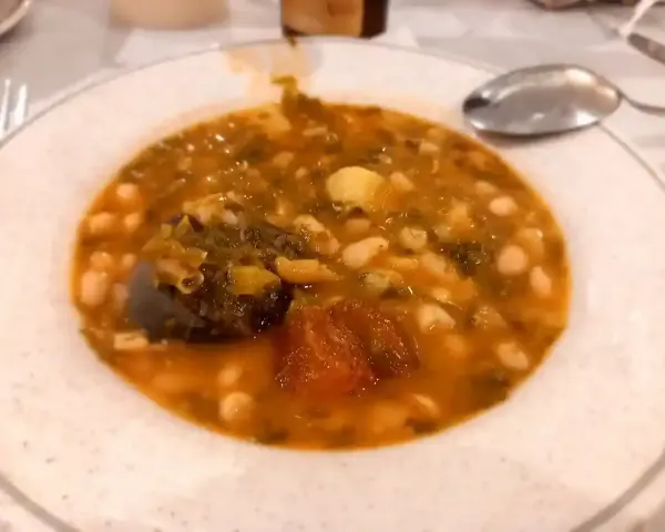 Un plato de fabada con trozos de morcilla y patata. Un manjar para "comer en comillas" y disfrutar.