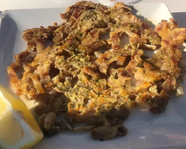Tapa de calamares fritos con limón, perfecta para saber donde comer en Ávila.