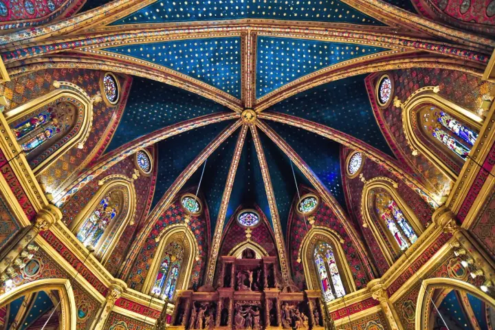 Techo estrellado y vidrieras de la iglesia de San Pedro de Teruel, un espectáculo de color y detalle.