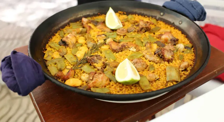 Paella mixta con pollo, judías verdes y limón, perfecta para descubrir dónde comer en Jávea.