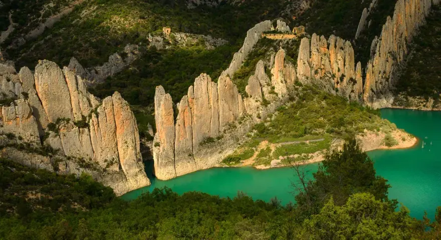 Impresionantes formaciones rocosas y un río turquesa en Finestres, Huesca. Un paisaje natural espectacular.