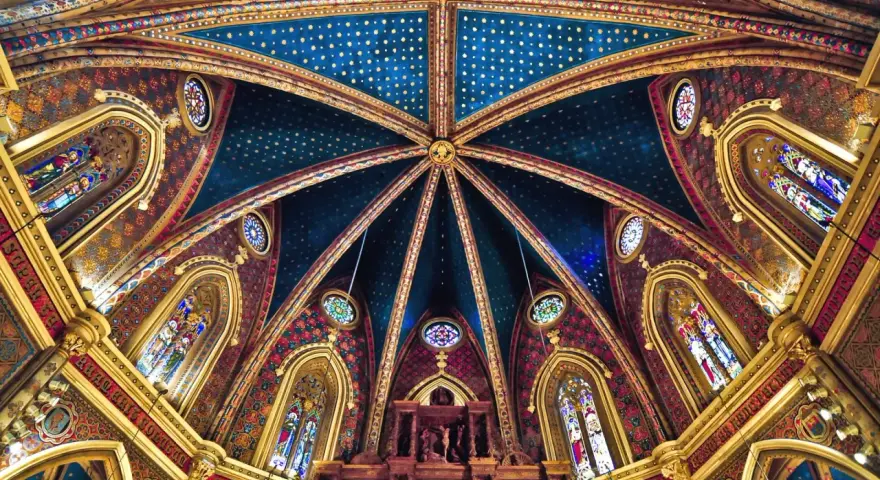 Techo estrellado y vidrieras de la iglesia de San Pedro de Teruel, un espectáculo de color y detalle.