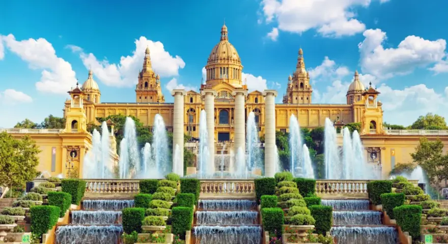 Palacio Nacional, sede de varios museos en Barcelona, con sus espectaculares fuentes y jardines.