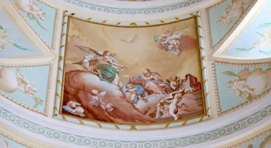 Detalle de pintura en el techo de la Cartuja de las Fuentes, con ángeles y figuras celestiales sobre nubes.
