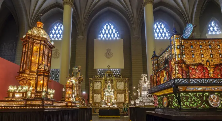 Exhibición de pasos procesionales de cristal en Zaragoza. El rosario de cristal zaragoza ilumina la catedral con su brillo.