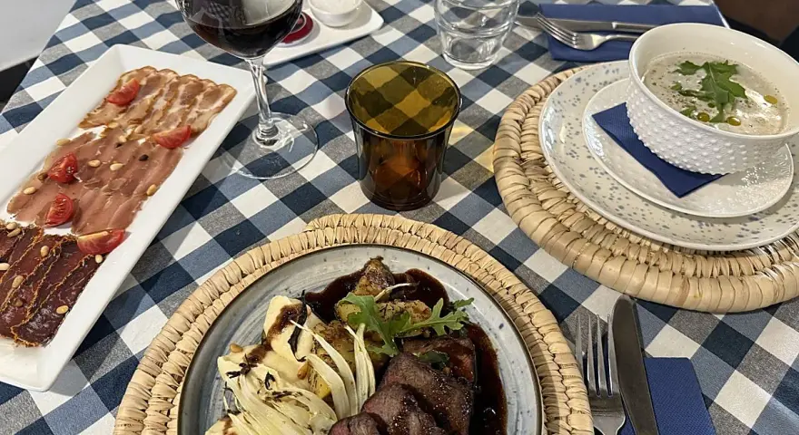 Deliciosa comida en Arcos de la Frontera: carne, embutidos, sopa y vino.