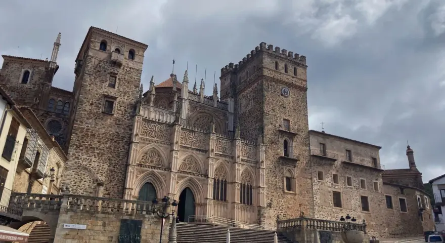 Impresionante fachada de piedra de la Catedral de Santa María la Real de Guadalupe. Un lugar que ver en Guadalupe, con su imponente torre y escalinata.