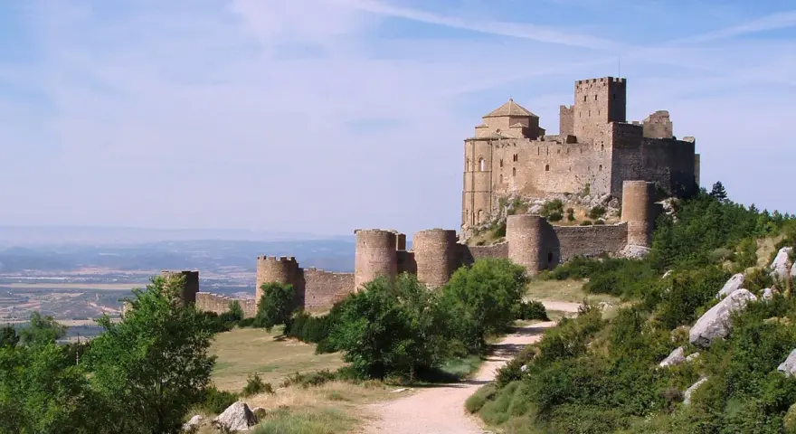 Impresionante castillo medieval en lo alto de una colina, con vistas al valle. Un lugar imprescindible que ver en Huesca para los amantes de la historia.