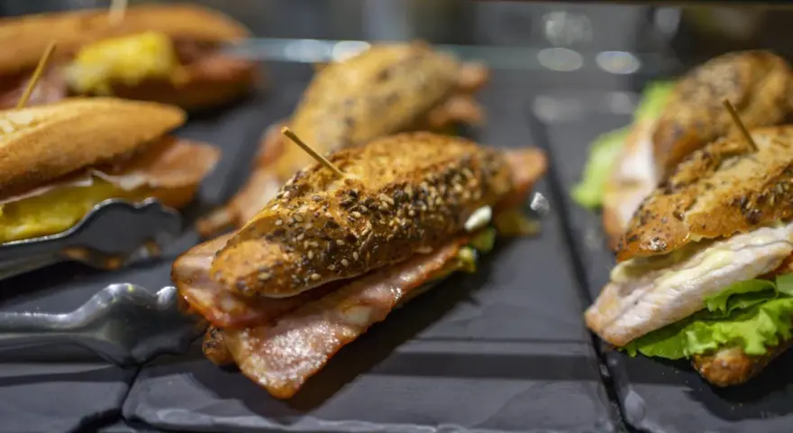 Bocadillos variados, perfectos para decidir dónde comer en Pamplona. Bacon, pescado y más, listos para disfrutar.