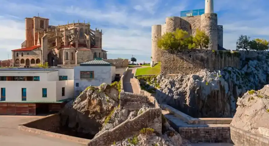 Impresionante vista de la iglesia y el castillo con faro. ¡Mucho que ver en Castro Urdiales!