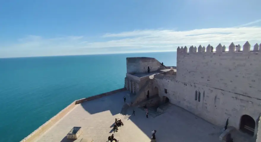 El castillo del Papa Luna se alza imponente sobre el mar azul. Sus murallas de piedra y patios invitan a pasear.