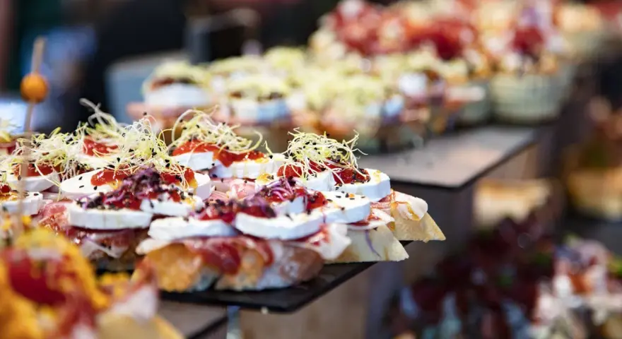Deliciosos pintxos con queso de cabra, jamón y brotes, perfectos para saber donde comer en Hondarribia.