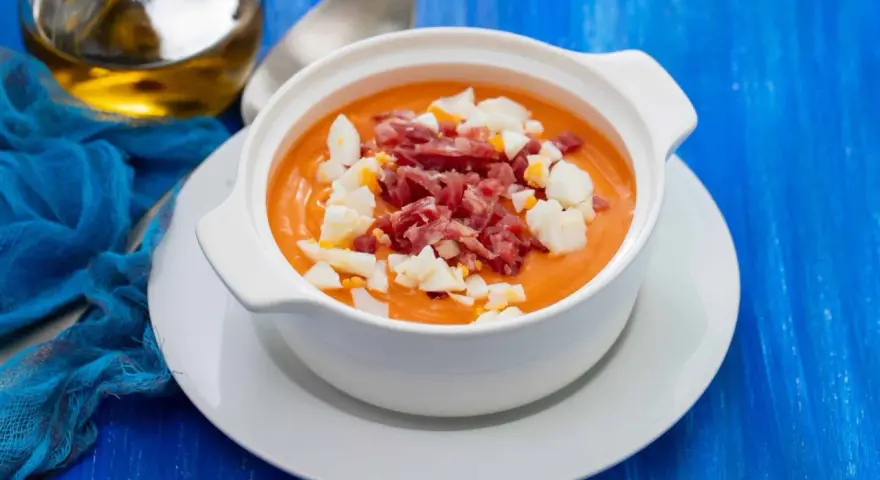 Gazpacho con jamón y huevo, ideal para descubrir dónde comer en Guadix.