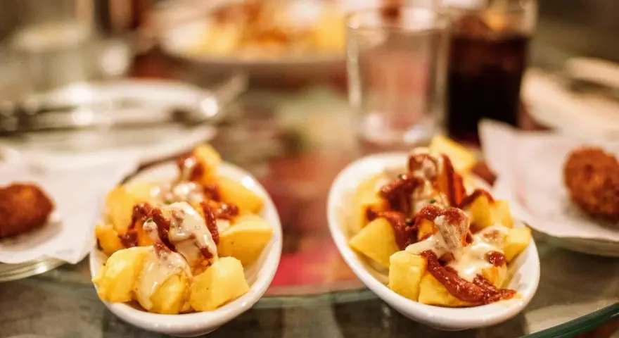 Patatas bravas y croquetas, perfectas para saber donde comer en Barcelona.