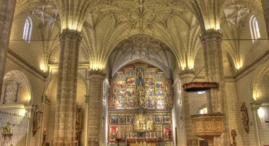 Interior de la colegiata de Bólea, con su impresionante retablo dorado y bóvedas de crucería.