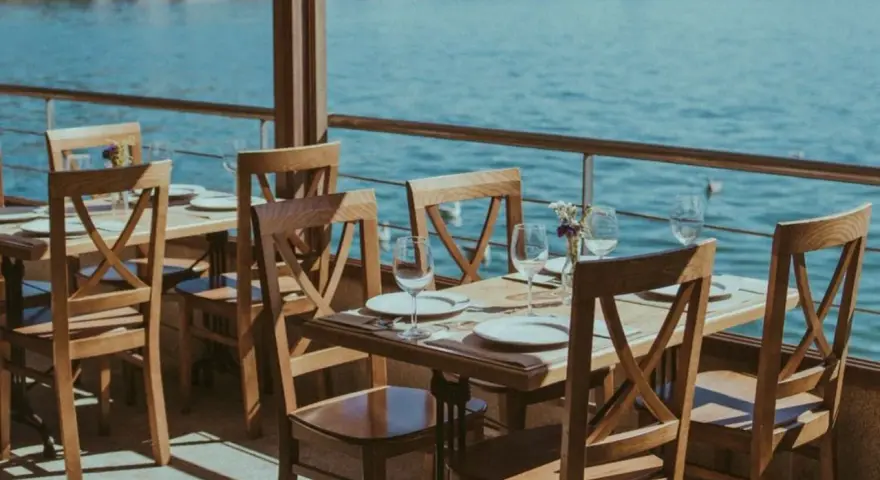 Mesas de madera con vistas al mar, perfectas para saber donde comer en Combarro.