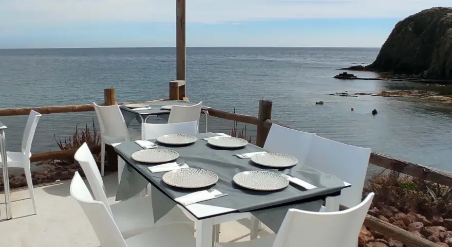 Mesas puestas con vistas al mar, ideal para saber donde comer en Almería.