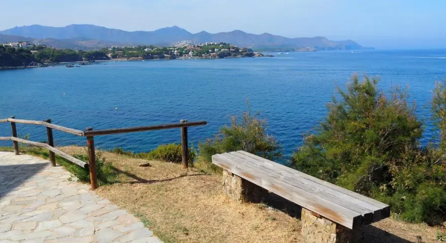 Banco de madera en el camí de ronda, con vistas al mar y al Port de la Selva.