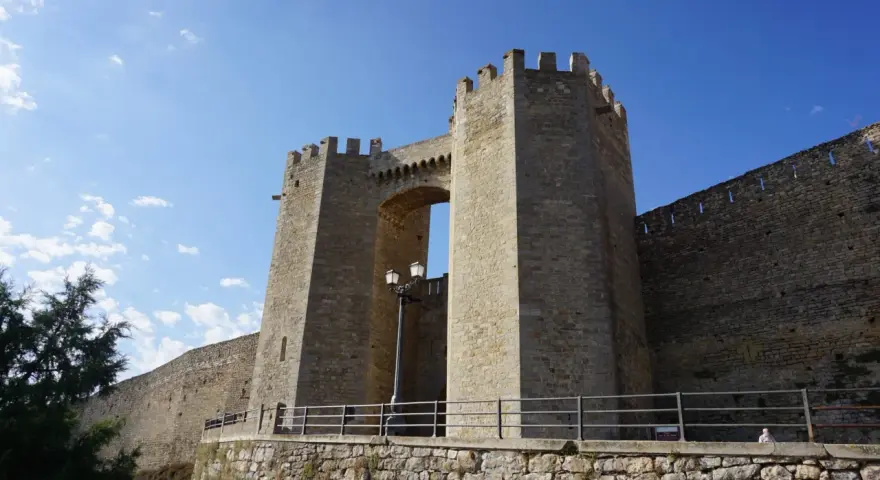 Impresionante portal de piedra y murallas, parte esencial de **que ver en Morella**. Un lugar que evoca historia y grandeza.