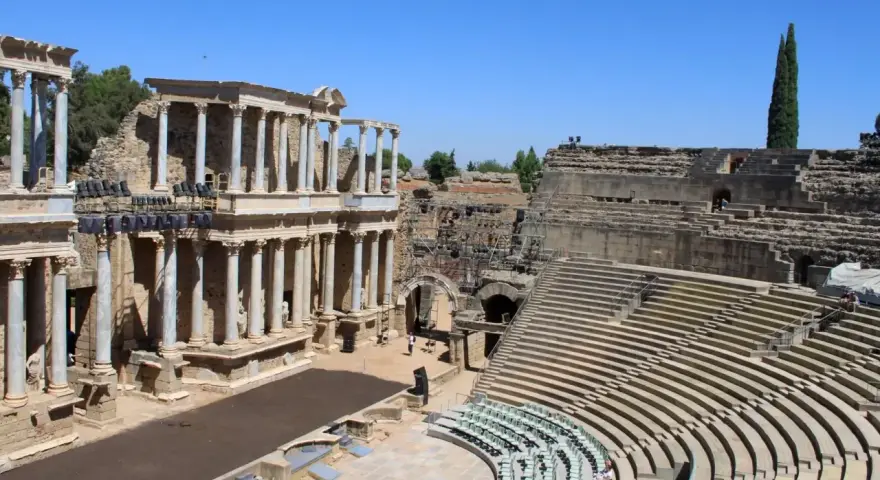 El Teatro Romano de Mérida, un lugar imprescindible que ver en Mérida, con su imponente graderío y escenario.