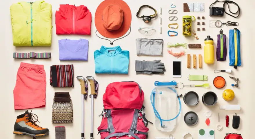 Todo lo que necesitas para llevar al monte: ropa, mochila, bastones, botiquín, comida y herramientas.