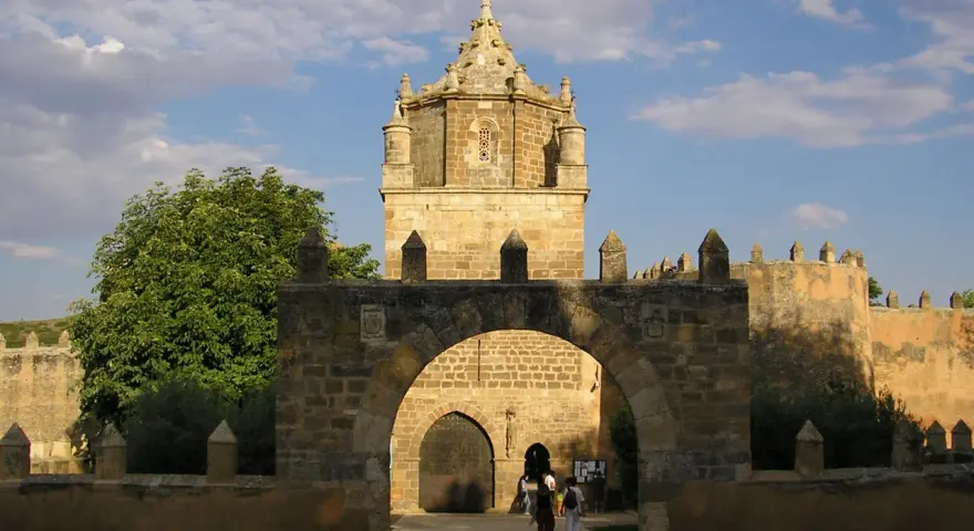 Entrada al monasterio de Veruela, con su imponente arco de piedra y torre central.