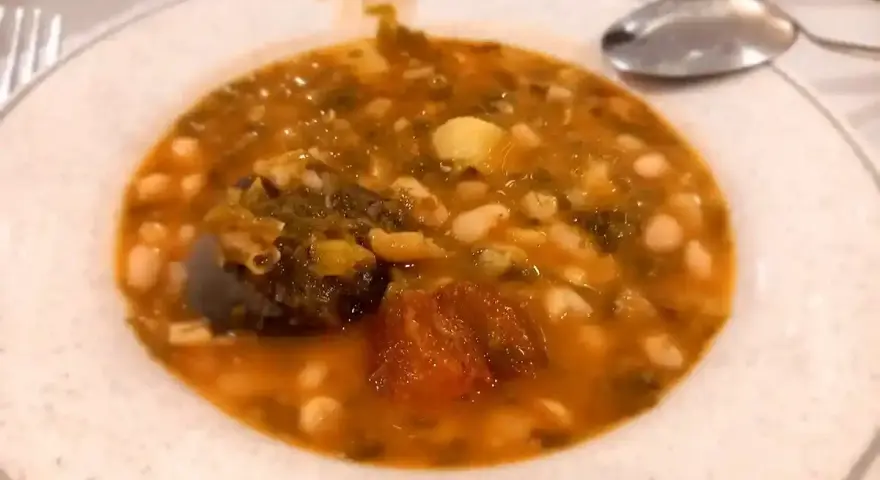 Un plato de fabada con trozos de morcilla y patata. Un manjar para "comer en comillas" y disfrutar.