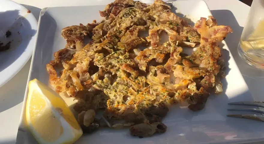 Tapa de calamares fritos con limón, perfecta para saber donde comer en Ávila.