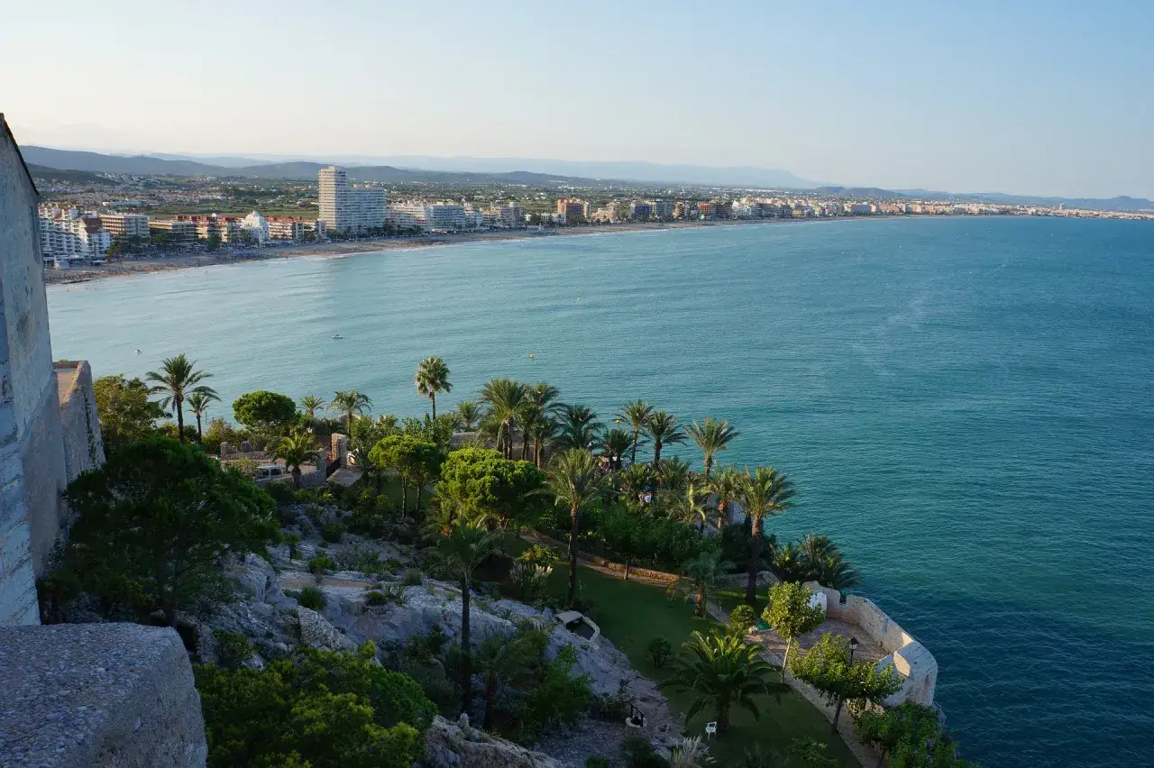 Vista desde el castillo del Papa Luna, con la costa mediterránea y la ciudad de Peñíscola al fondo.