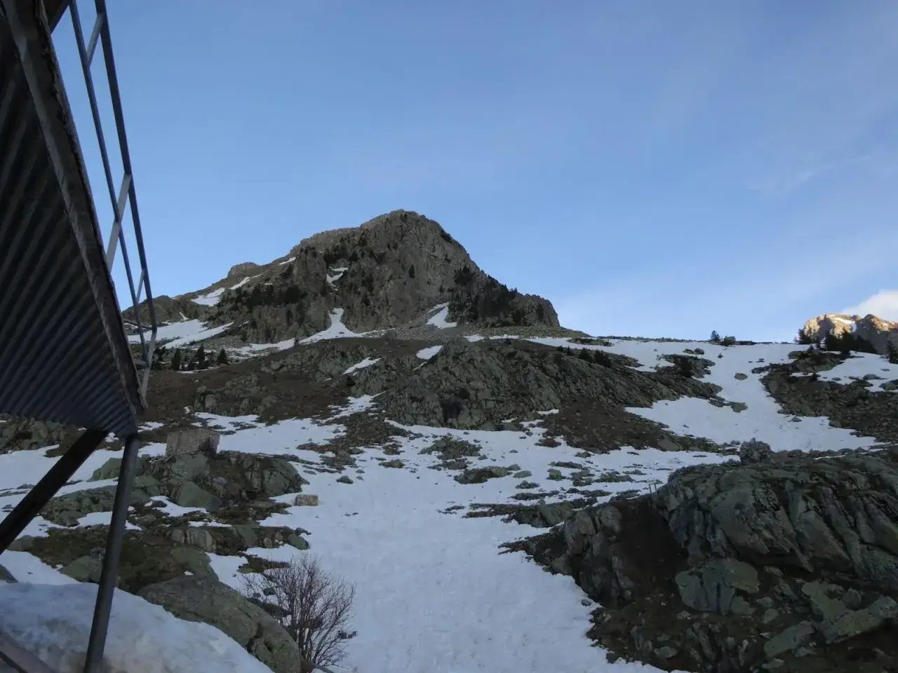 Paisaje montañoso con nieve y rocas, parte de la ruta de los tres refugios.