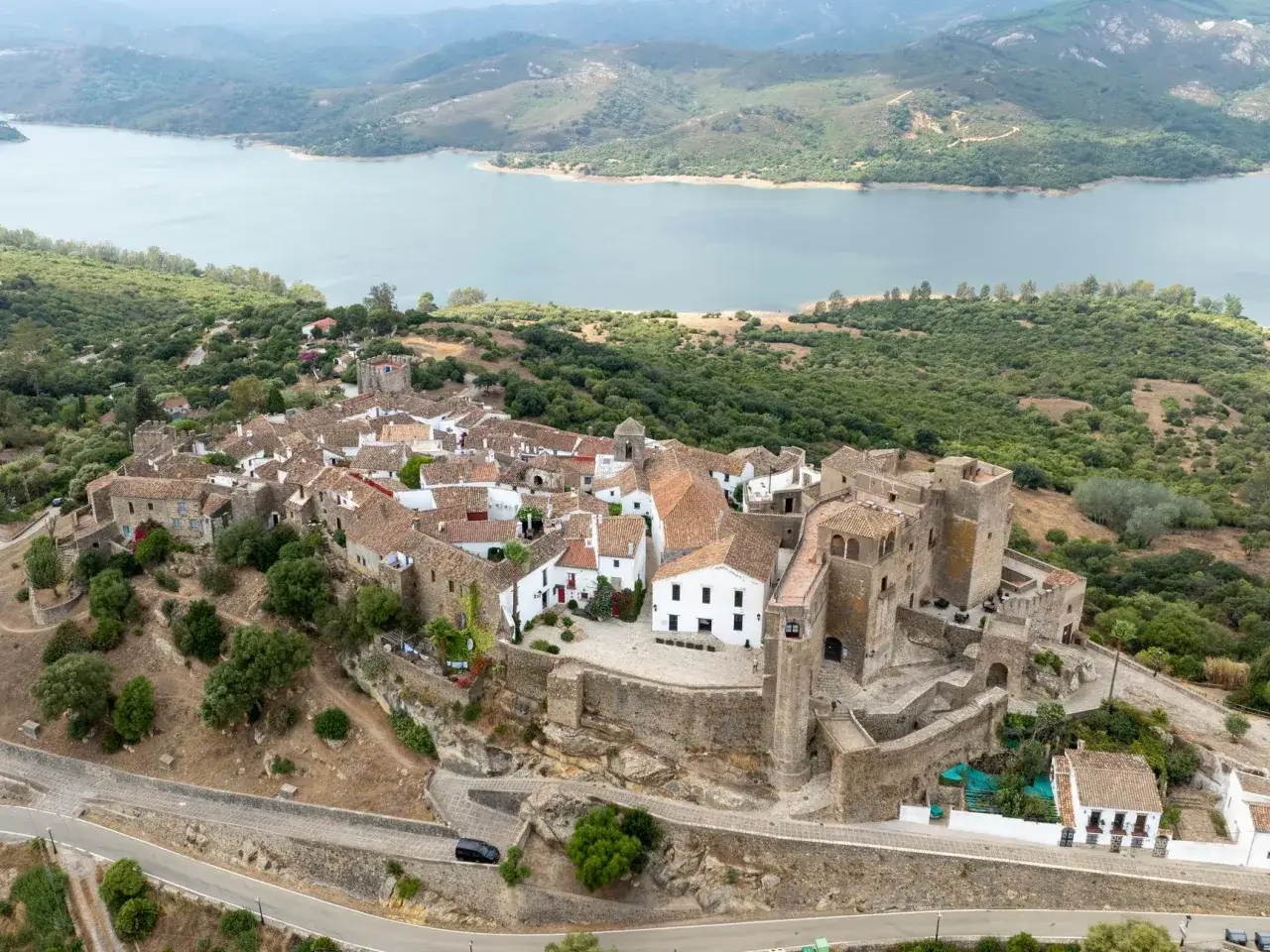 Castellar de la Frontera, un pueblo blanco con encanto, parece un refugio de hippies soñadores junto a un embalse.