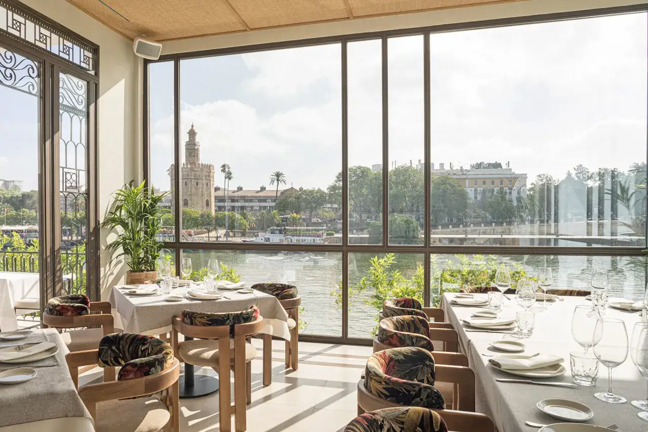 Mesas elegantes con vistas a la Torre del Oro. Un lugar ideal para disfrutar de una experiencia culinaria en el mejor restaurante Sevilla.