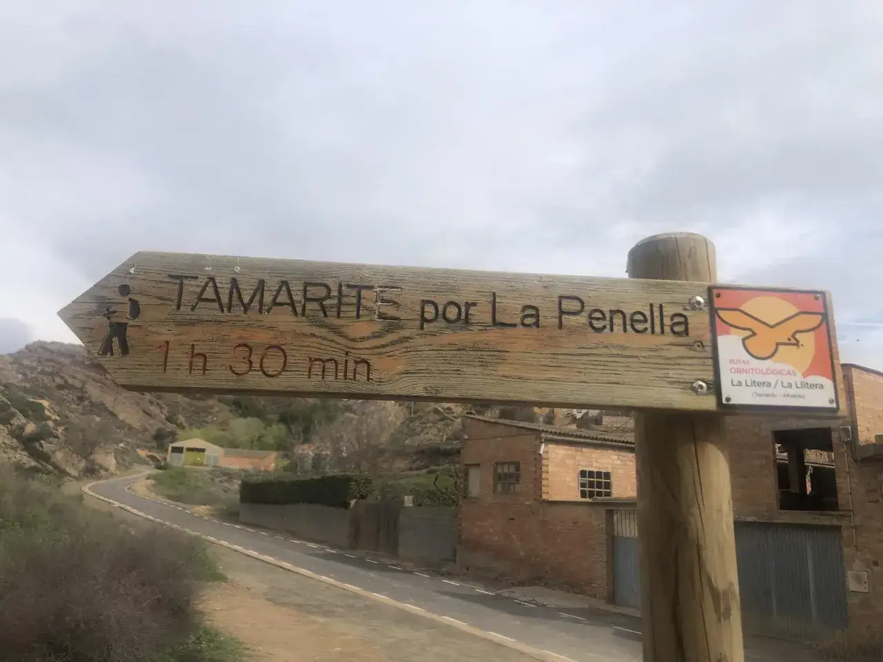 Ruta ornitol&oacute;gica en Albelda, Huesca. Se&ntilde;al de madera indica 