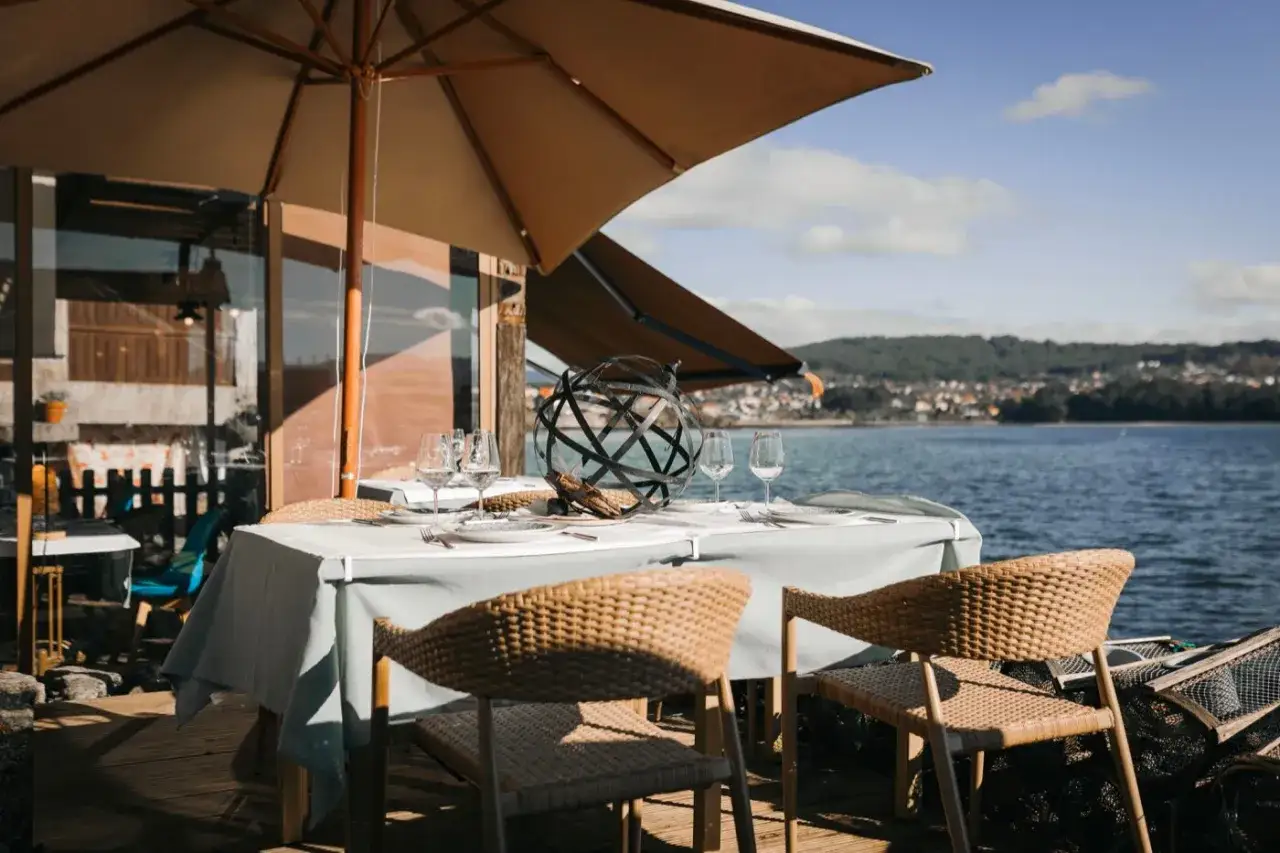 Mesa puesta junto al mar en Combarro, ideal para disfrutar de una comida con vistas.