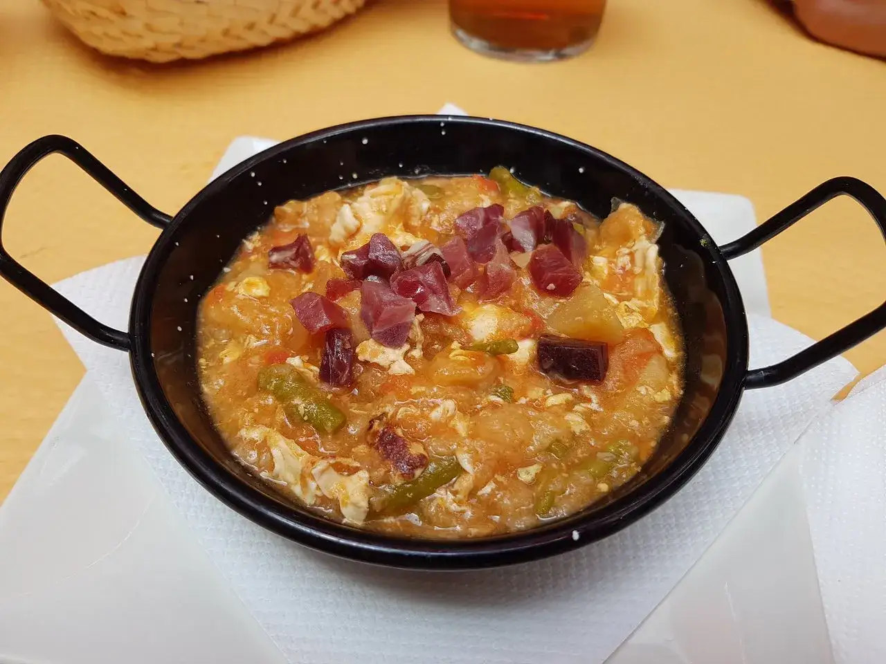 Un delicioso revuelto con jam&oacute;n, ideal para saber donde comer en Arcos de la Frontera.