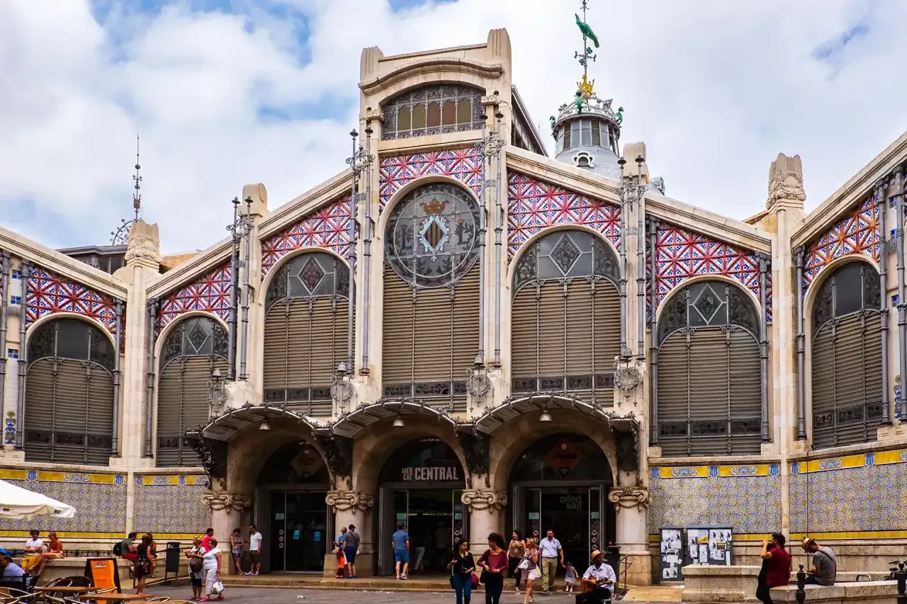 Mercado Central de Valencia, una joya arquitect&oacute;nica que ver en Valencia. Fachada modernista con azulejos y vidrieras.