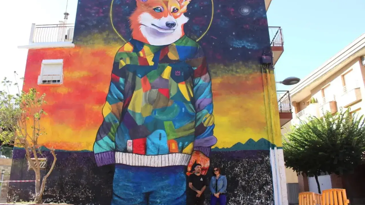 Un zorro cósmico con un suéter colorido, obra de arte urbana que te hace pensar en qué ver en Binefar.