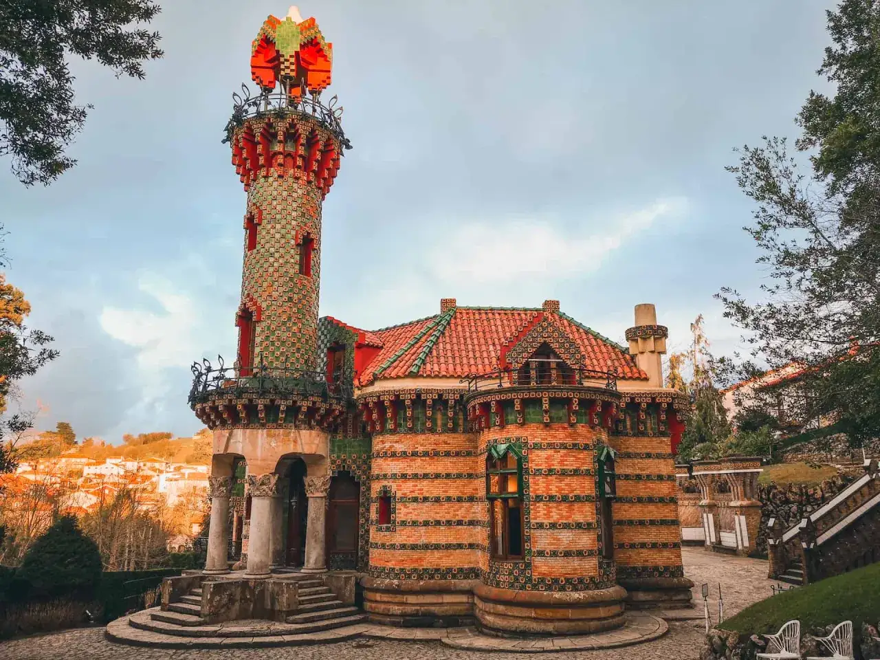 Edificio modernista con torre coronada por un capitel de cer&aacute;mica roja y verde. Un lugar fascinante que ver en comillas, con detalles arquitect&oacute;nicos &uacute;nicos.