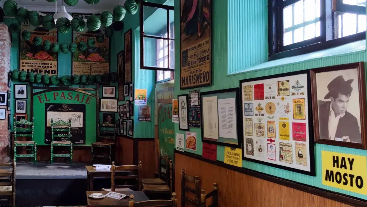 Un rincón con encanto para saber dónde comer en Jerez de la Frontera. Decoración taurina y flamenca, con carteles antiguos y fotos.