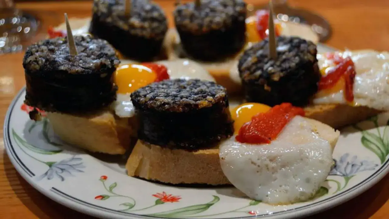 Pinchos de morcilla con huevo y pimiento, una delicia para comer en Burgos.