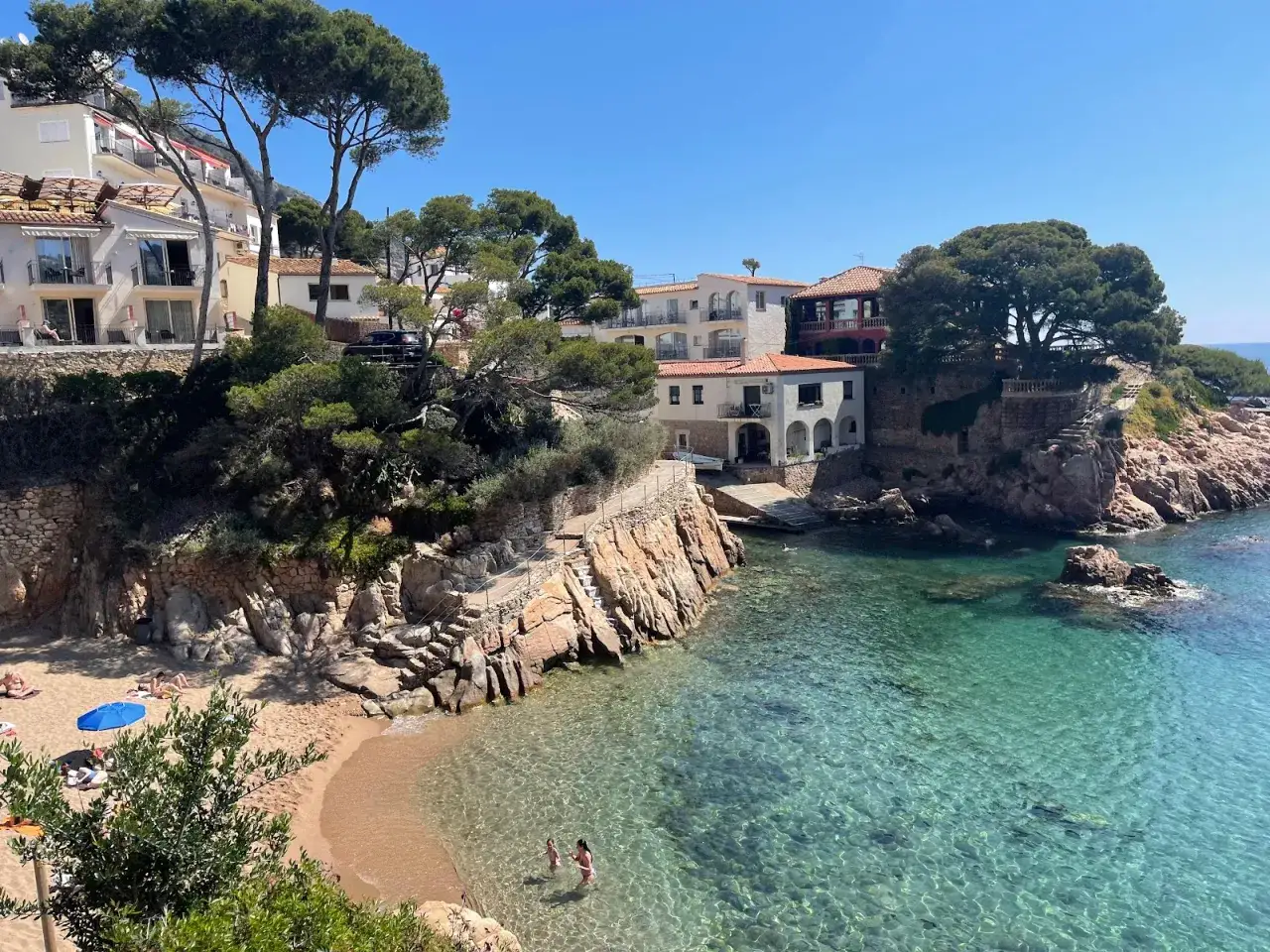 La cala Malaret en Begur, con sus aguas cristalinas y casas blancas en la ladera, invita a un baño refrescante.
