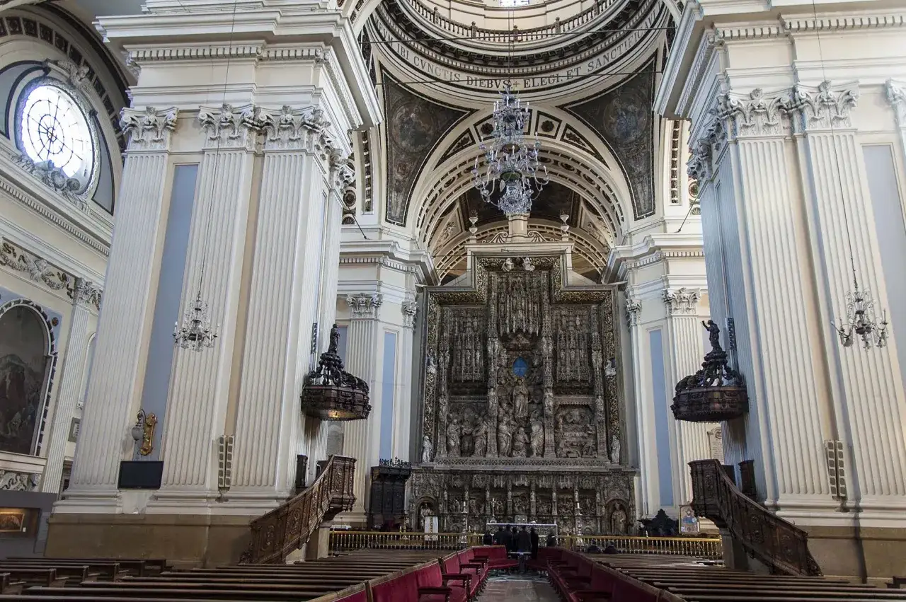 Interior de la Basílica del Pilar, con su impresionante retablo barroco, columnas corintias y lámparas de araña.