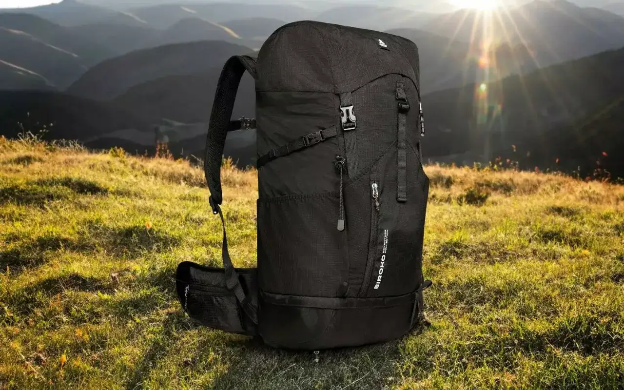 Mochila negra lista para la aventura. Perfecta para saber qué llevar al monte y disfrutar de la naturaleza.