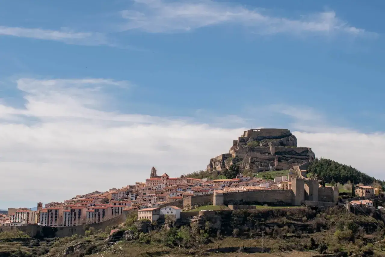 Morella, un pueblo medieval en lo alto de una colina, con su imponente castillo y murallas. ¡Un lugar imprescindible que ver en Morella!