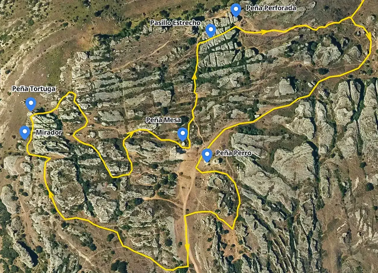 Mapa aéreo de una ruta circular por la sierra, pasando por Peña Tortuga, Mirador, Pasillo Estrecho, Peña Mesa, Peña Perro y Peña Perforada.