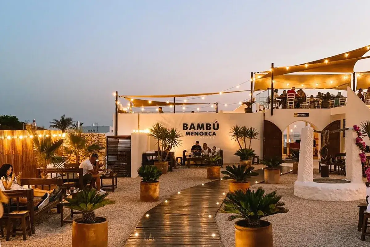 Un lugar ideal donde comer en Menorca: Bambú Menorca, con su terraza iluminada y ambiente relajado.